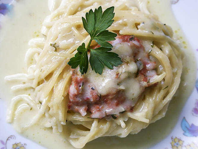 Гнезда с фаршем под сливочным соусом