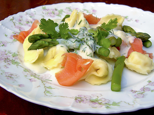 Тортеллини со спаржей и копченой семгой в сырном соусе