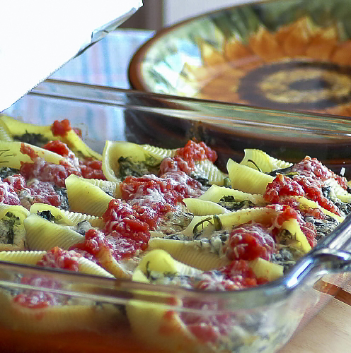 Запеченные конкильони с рикоттой, моццареллой и шпинатом