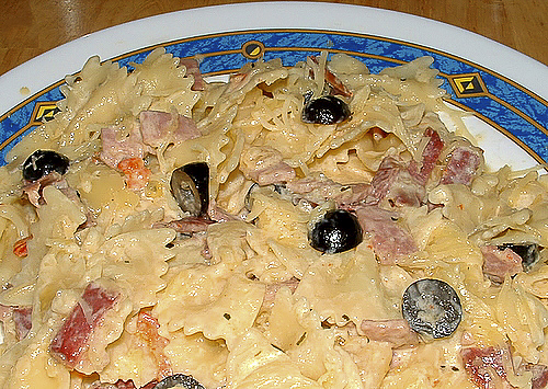 Паста с беконом и оливками в сливочном соусе