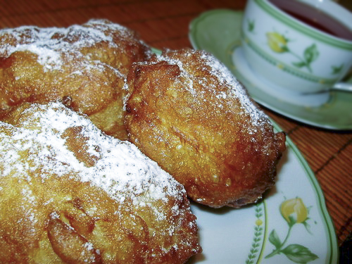 Дрожжевые оладьи с яблоками