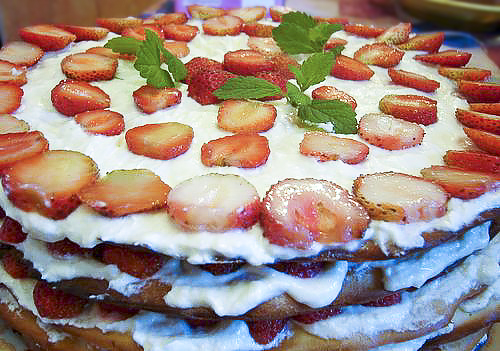 Заварной торт с творожным кремом и клубникой