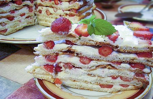 Заварной торт с творожным кремом и клубникой