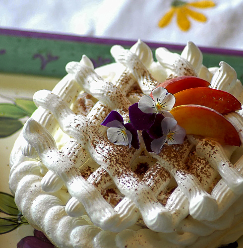 Корзиночки из безе с фруктами