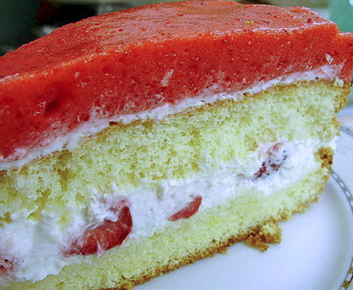 Бисквитный торт с клубникой и сливками