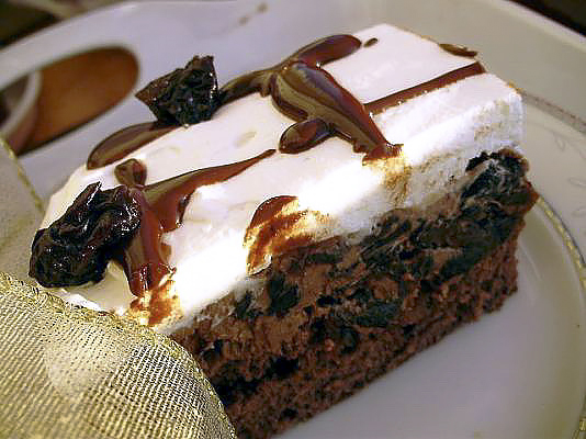 Бисквитный торт с шоколадно-ореховой пастой и черносливом