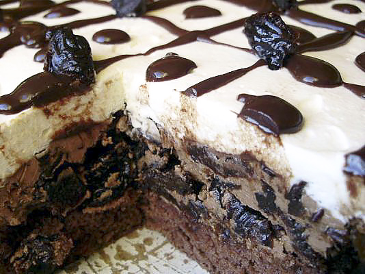 Бисквитный торт с шоколадно-ореховой пастой и черносливом