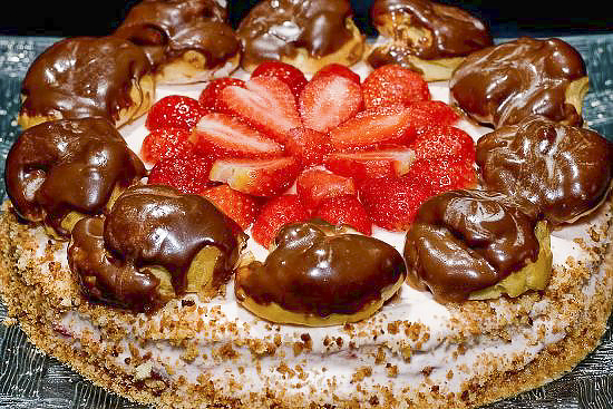 Бисквитный торт с клубникой