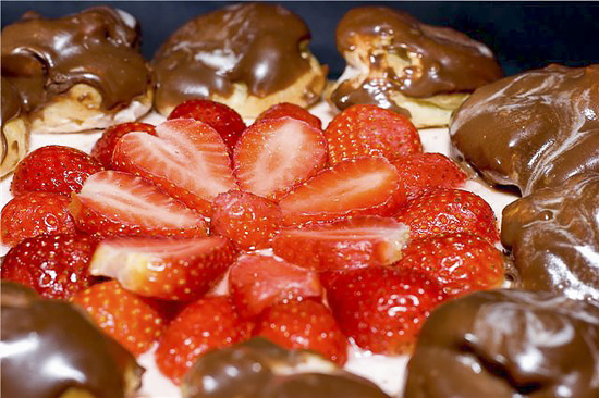 Бисквитный торт с клубникой