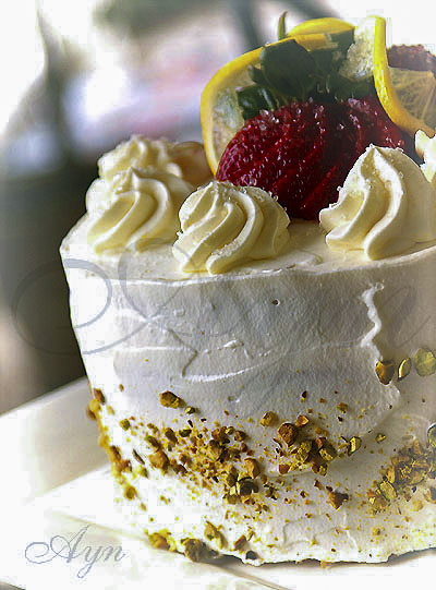 Бисквитный торт со сливками и клубникой