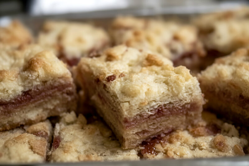 Торт из ложного слоеного теста с белково-сметанным кремом
