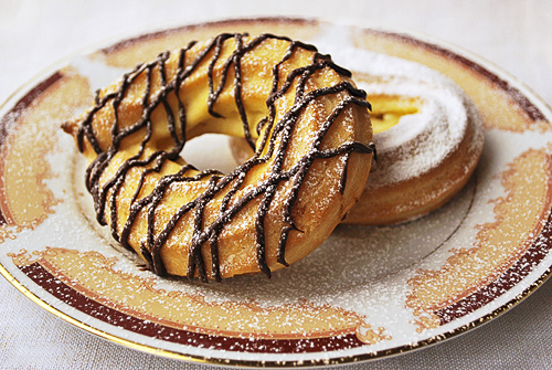 Кольца из заварного теста с кремом шантильи и шоколадной глазурью