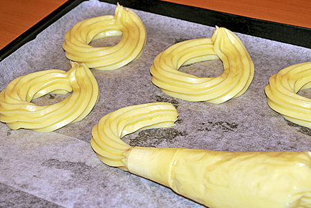 Кольца из заварного теста с кремом шантильи и шоколадной глазурью