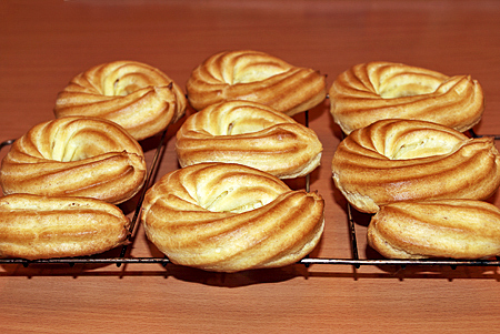 Кольца из заварного теста с кремом шантильи и шоколадной глазурью