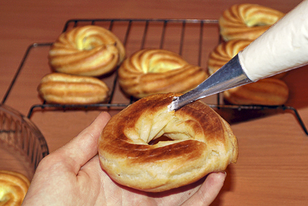 Кольца из заварного теста с кремом шантильи и шоколадной глазурью