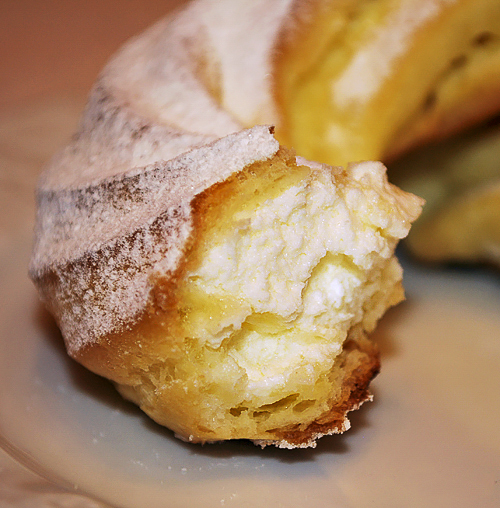 Кольца из заварного теста с кремом шантильи и шоколадной глазурью