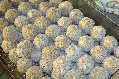 Пирожное из крошеного теста с орехами и кремом из вареной сгущенки ("Белочка")