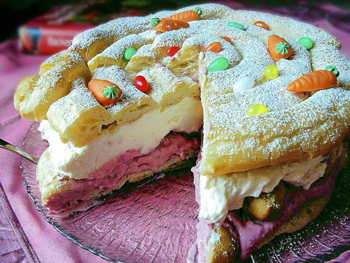 Торт из заварного теста с творожно-малиновой начинкой и кремом из яичного ликера