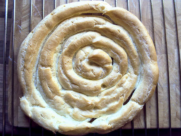 Торт из заварного теста с творожно-малиновой начинкой и кремом из яичного ликера