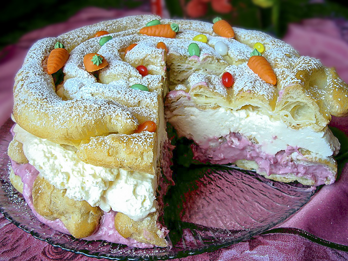 Торт из заварного теста с творожно-малиновой начинкой и кремом из яичного ликера