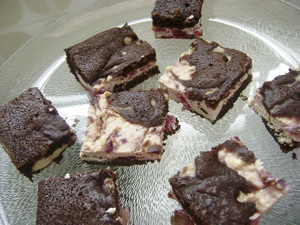 Брауни со сливочным сыром и малиной