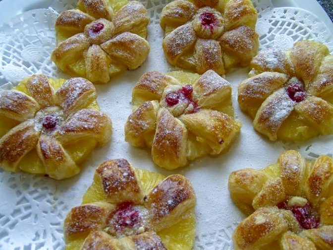 Быстрые пирожные из слоеного теста с ананасами