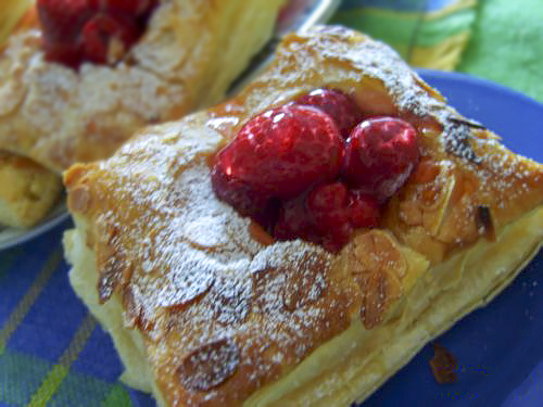 Быстрые пирожные из готового слоеного теста