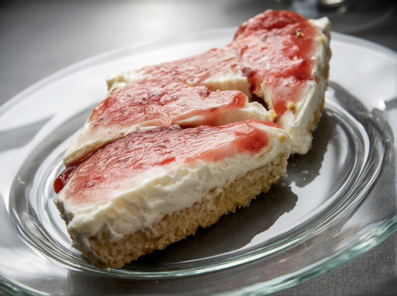 Полоски с молочным муссом и малиновым джемом