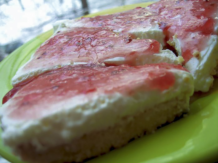 Полоски с молочным муссом и малиновым джемом