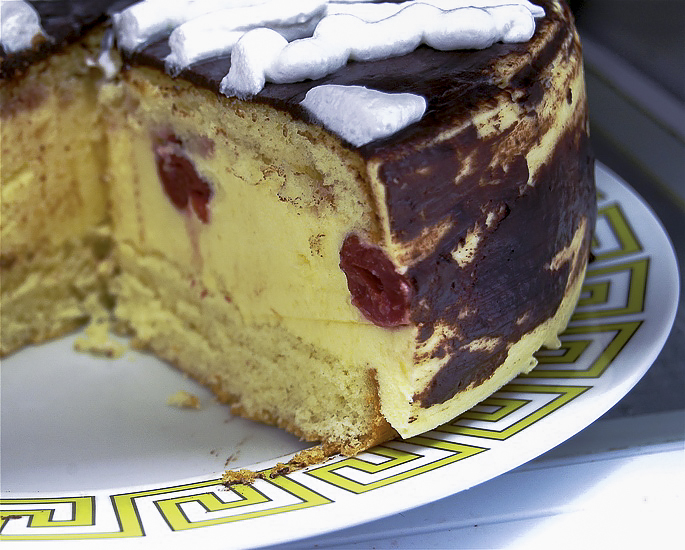 Бисквитный торт с вишней, молочным суфле и шоколадной глазурью