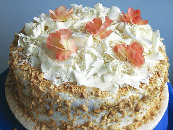 Творожный торт с орехами, изюмом, шоколадом и белковым кремом