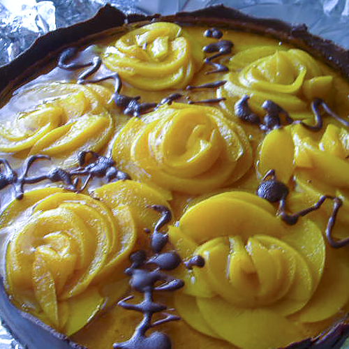 Бисквитный торт со сметанным кремом и консервированными персиками