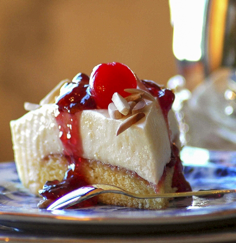 Бисквитные пирожные с миндальным муссом