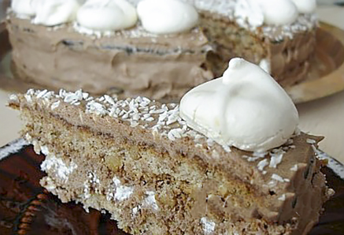 Торт с орехами, меренгой и масляным кремом