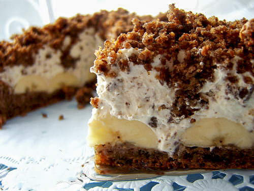 Шоколадно-ореховый торт с бананами и кремом шантильи