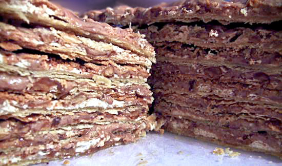 Наполеон с орехами, меренгой и масляным кремом