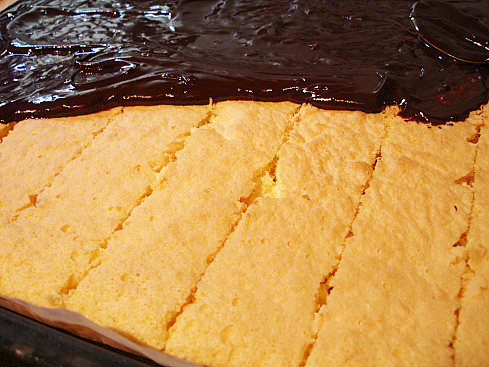 Полосатый трюфельный торт