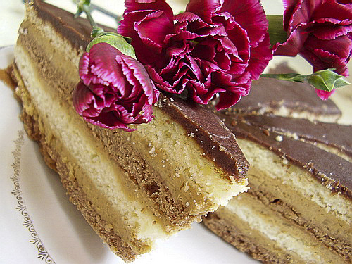 Торт с кремом из вареной сгущенки, орехами и шоколадной глазурью (“Клеопатра”)