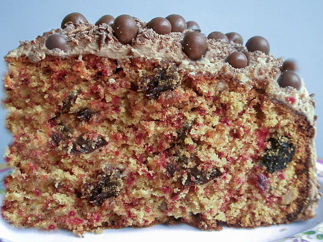 Торт из свеклы с орехами, черносливом и шоколадным кремом