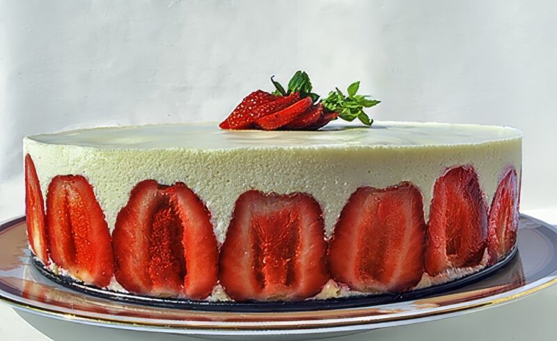 Торт с клубникой и муссом из белого шоколада