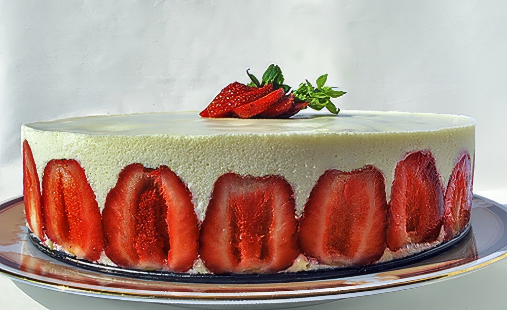 Торт с клубникой и муссом из белого шоколада
