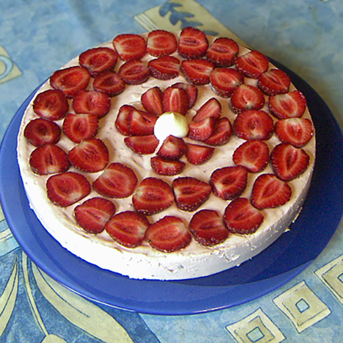 Клубничный торт с творожным муссом