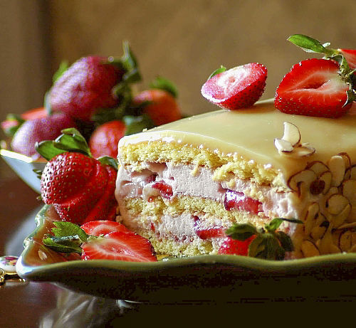 Торт с клубничным муссом и белым шоколадом