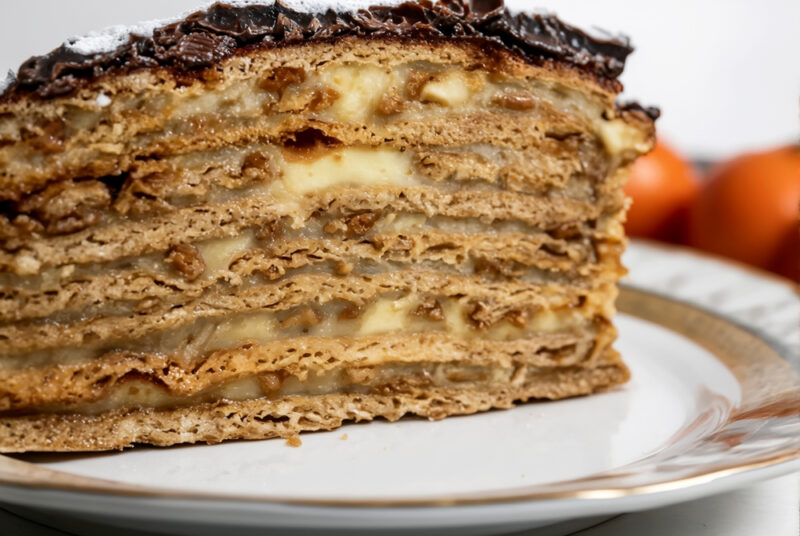 Шоколадно-медовый торт с заварным кремом ("Спартак")