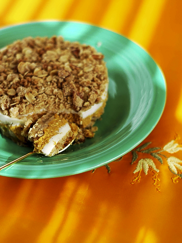 Ореховые пирожные с начинкой из тыквы и сливочного сыра