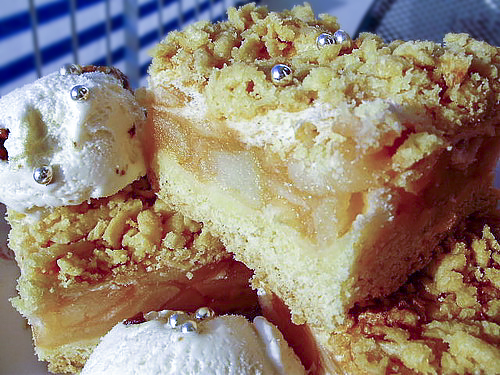 Шарлотка из песочного теста