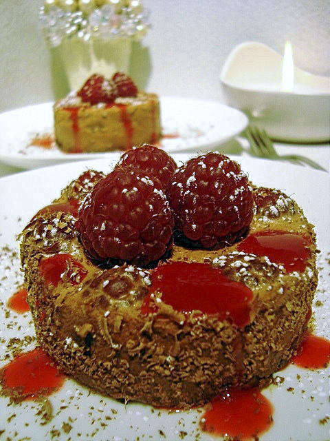 Шоколадные пирожные с малиной и шоколадно-имбирным муссом