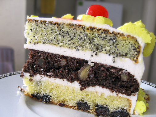 Торт с маком, орехами, изюмом и сметанным кремом