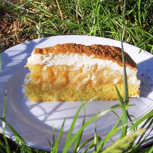 Бисквитный торт с яблоками и взбитыми сливками