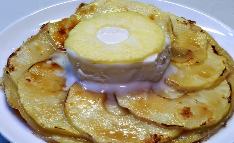 Яблочный тарт с карамельным мороженым